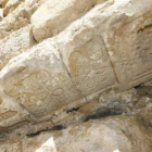 Detalle de una de las estelas funerarias de la muralla