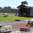 Los operarios trabajaban ayer en el escenario. L. DE LA MATA