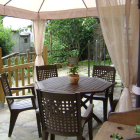 El patio, corredor, bodega típica berciana y salón de la casa rural El Pajariel, en Valdecañada.