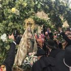 La Virgen entra en el templo escoltada por los maragatos y bajo los arcos de flores. A. VALENCIA