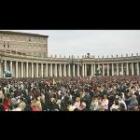 Multitudinaria misa en la plaza de San Pedro del Vaticano en memoria del Papa Juan Pablo II.