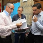 Luis Antonio Moreno, Isabel Céspedes y David Arroyo, revisando el acuerdo.