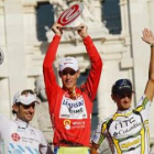 Nibali levanta su trofeo de campeón de la Vuelta escoltado por Mosquera (i) y Velits.