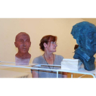 La artista Charo Acera posa junto a algunos de los bustos que conforman la exposición ‘Posa para mí’.