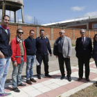 La colocación de la cubierta de los talleres ferroviarios de La Sal (al fondo) culminó ayer, como comprobó el alcalde de San Andrés.