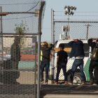Migrantes son detenidos tras cruzar el río Bravo por las autoridades migratorias de Estados Unidos.