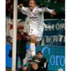 El jugador británico del Real Madrid, Michael Owen, celebra el gol conseguido, ayer ante el Osasuna