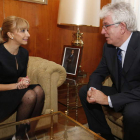 La alcaldesa, María Eugenia Gancedo, en la reunión con el rector de la ULE, José Ángel Hermida.
