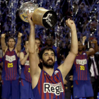 Juan Carlos Navarro, capitán del Barcelona, levanta la Copa que acredita al equipo blaugrana como nuevo campeón de la ACB.