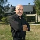 Paulo Coelho posa delante de su casa de Tarbes (Francia)