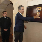 Raquel Jaén, directora del Museo de San Isidoro, el abad Luis García, y el director de HP, Miguel Ángel Turrado. RAMIRO