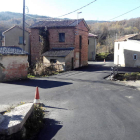 La imagen muestra las obras de asfaltado de la localidad roblana de Olleros de Alba.
