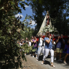 La procesión discurre entre los árboles que crecen a orillas del río Torío.. FERNANDO OTERO