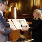 El presidente de la Diputación entregó un diploma conmemorativo a la mujer de Javier Tomé, Encarna Fernández. MARCIANO PÉREZ