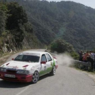 Javi Arias, con el Peugeot 306 Maxi, traza una curva ante la mirada de los espectadores