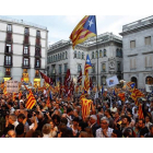 Un multitudinario grupo de manifestantes durante la concentración, este jueves, en la plaza de San Jaime.