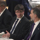 Puigdemont y Felipe VI dialogan durante la cena de bienvenida al MWC que se ofreció anoche en el Palau de la Música.