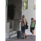 Un turista llegando a uno de los hoteles de Ponferrada.