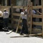 Imagen de archivo de los operarios instalando las talanqueras del recorrido en junio del 2006