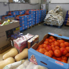 Fruta y otros productos básicos, en el almacén del Banco de Alimentos de León.