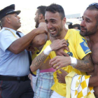 Un aficionado intenta animar al centrocampista de la UD Las Palmas "Momo" al término del partido de la eliminatoria de ascenso a Primera División.