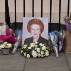 Flores en la entrada de la residencia de la ex primera ministra británica en Londres.