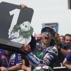 Jorge Lorenzo celebra la victoria en Le Mans levantando el cartel de primer clasificado.