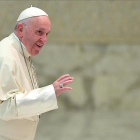 El papa Francisco llega a su audiencia de los miercoles en el Vaticano.