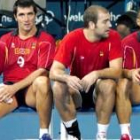 Los jugadores Garralda, Colón y Dujshevaev, en el banquillo español