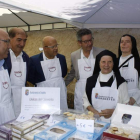 Las autoridades con sus mandiles en el stands de las monjas de Gradefes. CAMPOS