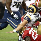 Lance de un partido de la NFL entre los Rams y los 49ers.