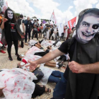 Manifestantes, ayer en Brasilia en contra de Jair Bolsonaro. JOÉDSON ALVES