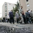 Vecinos de Aulnay-sous-Bois marchan en manifestación pacífica sobre los cascotes de la revuelta