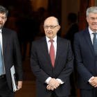 El ministro de Hacienda, Cristóbal Montoro (c), antes de la entrega de los Presupuestos en el Congreso, junto a los secretarios de Estado de Presupuestos, Alberto Nadal (i) y Hacienda, José Enrique Fernández de Moya.