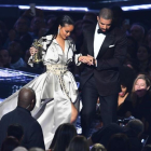 Drake acompaña a Rihanna después de que la cantante recibiera un premio.