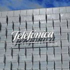 Imagen del cuartel general de Telefónica en Madrid, con el logotipo.