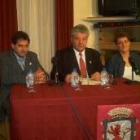 El alcalde de Vega, el presidente del centro leonés y la concejala lacianiega