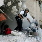 La unidad de rescate ayuda a un hombre gravemente herido tras impacto de un cohete en Haifa