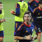 Sergio Ramos, con Jordi Alba y Silva al fondo, durante el entrenamiento de la selección en Praga.