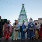 Los Reyes, acompañados de sus pajes, en la plaza de Veguellina de Órbigo.
