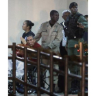 El dictador Noriega es mostrado a los medios de comunicación, antes de ingresar en la prisión de El Renacer de Panamá.