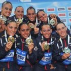 Las nadadoras de la selección española posan con sus medallas de plata.