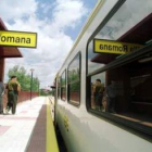 Los trenes de Feve recorren a diario los seis kilómetros de vías del municipio de Villaquilambre