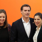 Soraya Rodríguez. A la derecha, Albert Rivera con Soraya Mayo en el gran acto de Cs ayer. JUAN LÁZARO