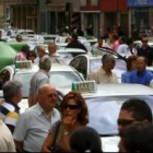 Los taxistas se concentraron en la avenida de Compostilla tras acompañar a la comitiva fúnebre