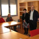 La concejala, el alcalde y la presidenta de la asociación, ayer.