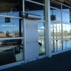 La puerta forzada da acceso a las dársenas donde aparcaban los autobuses.