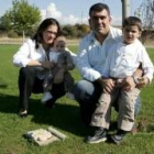 Toñi y Julio posan con Mario y César en el jardín que homenajea a nacidos y nacidas en San Andrés