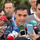 El presidente del Gobierno en funciones, Pedro Sánchez, atiende a los periodistas. EMILIO NARANJO