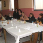 Algunos de los voluntarios, comiendo el bocata.